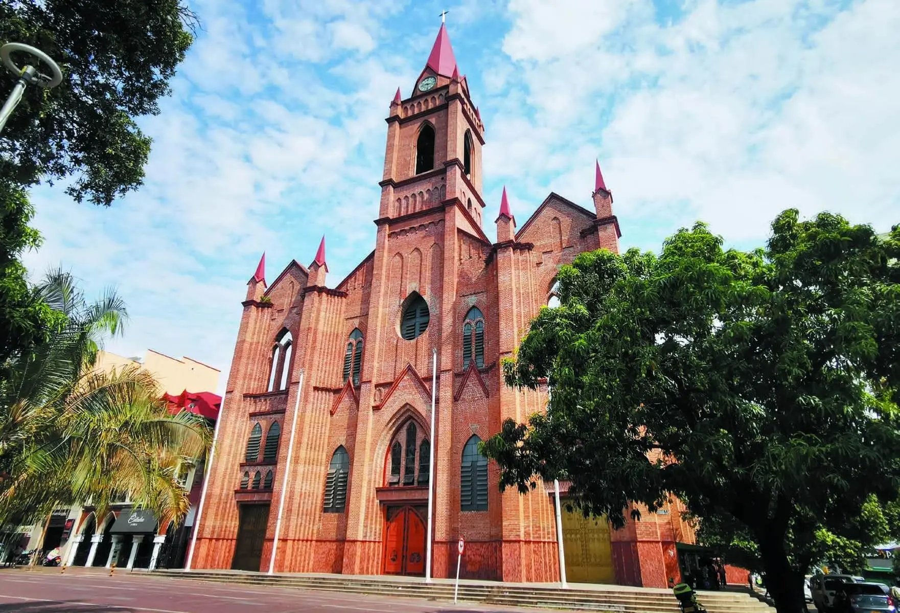 Reunión de la comunidad católica en la Parroquia Inmaculada Concepción, Neiva